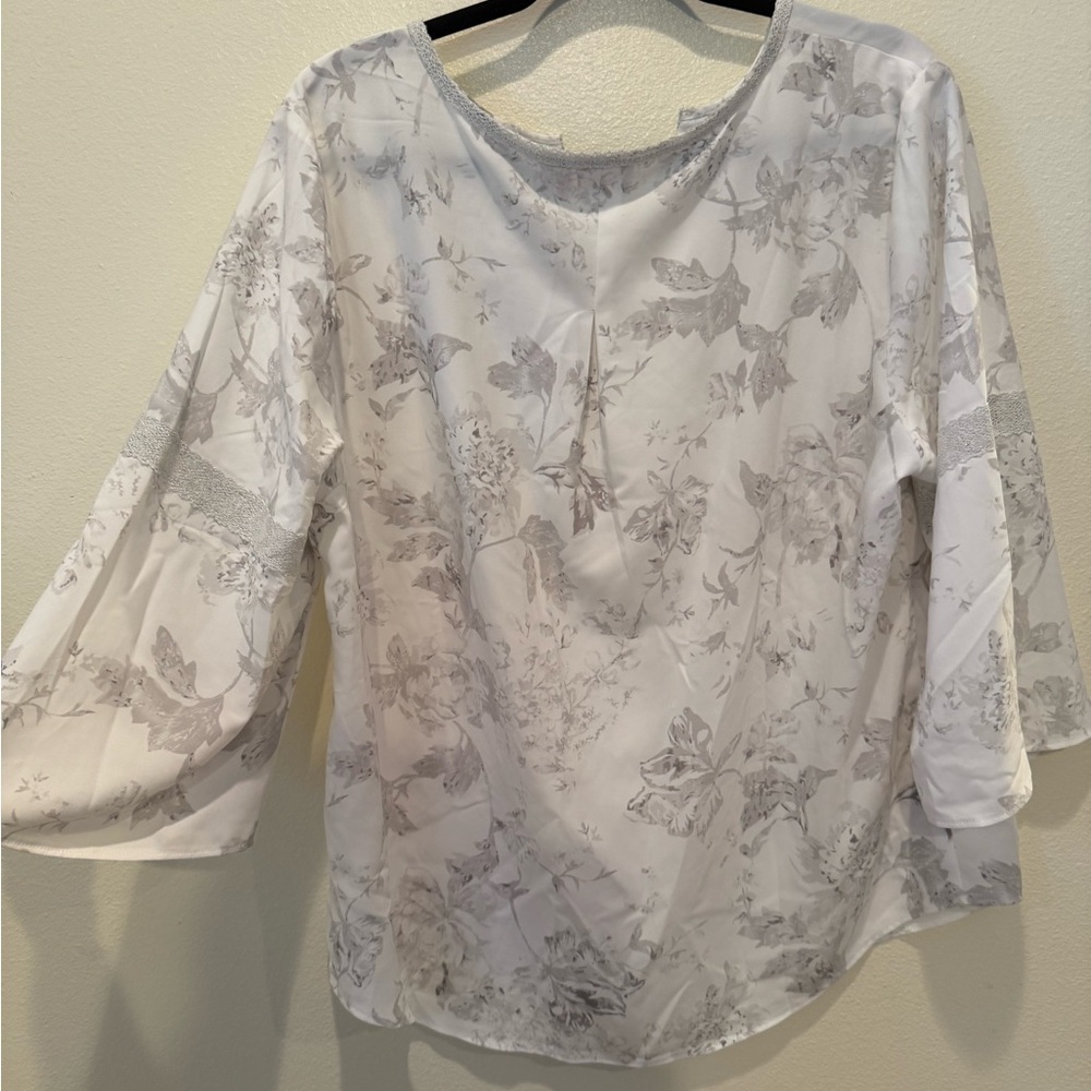 Chico's Elegant Floral Blouse in White and Gray NWT - Picture 5 of 5